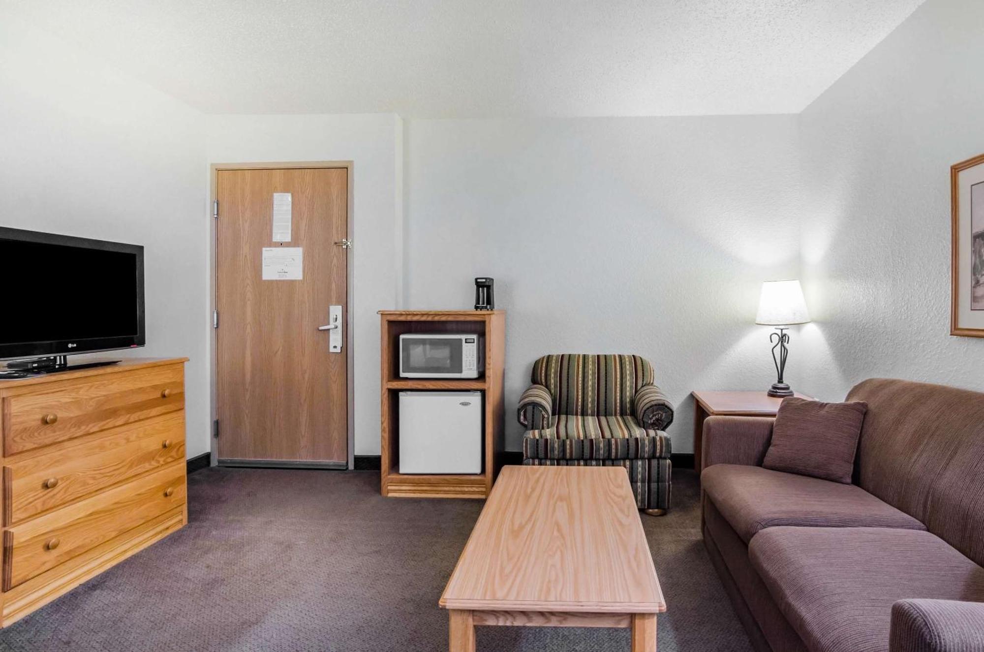 Rodeway Inn Hesston Buitenkant foto