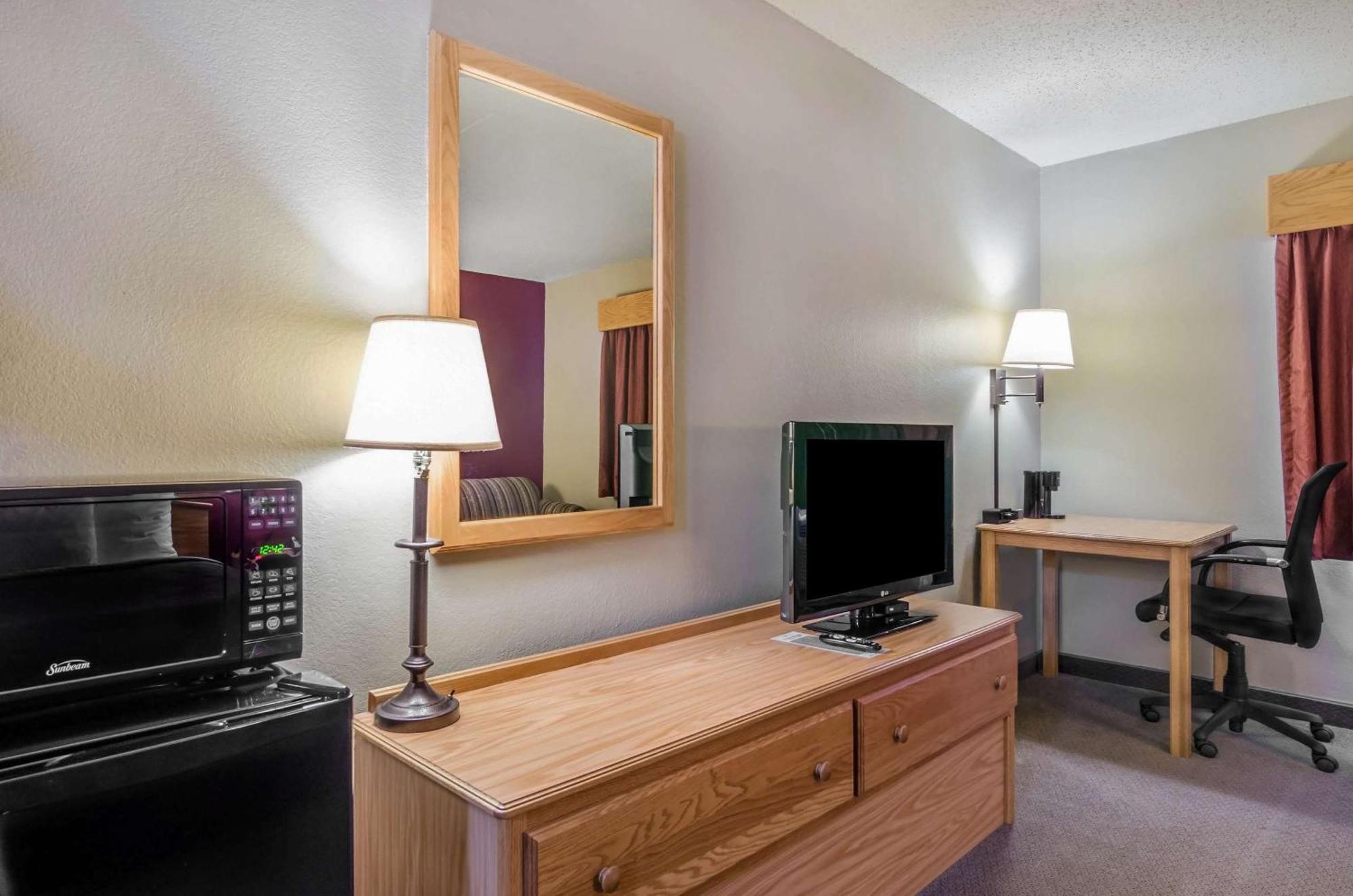 Rodeway Inn Hesston Buitenkant foto