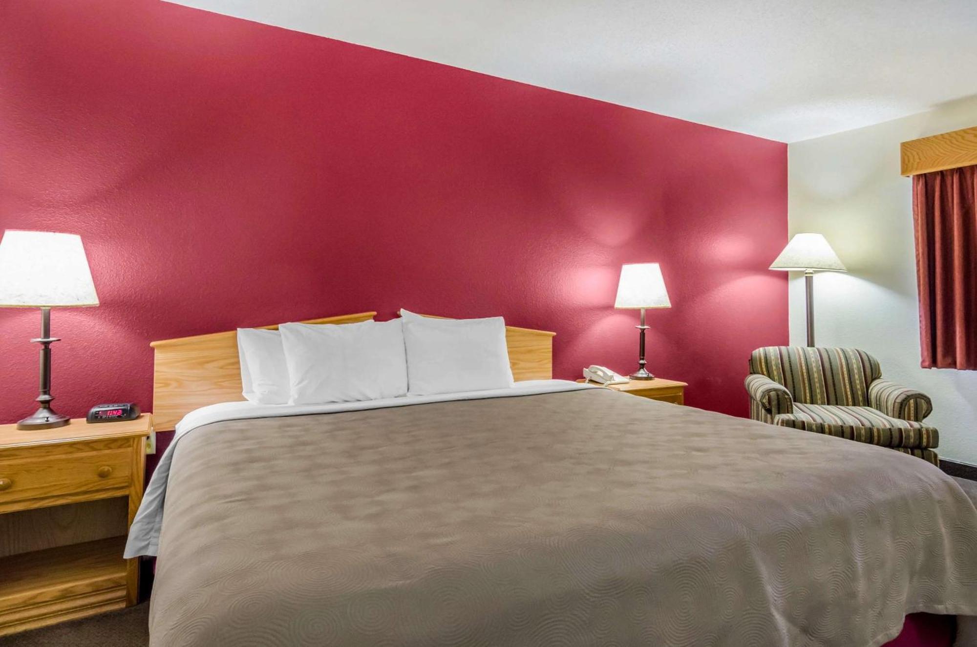 Rodeway Inn Hesston Buitenkant foto