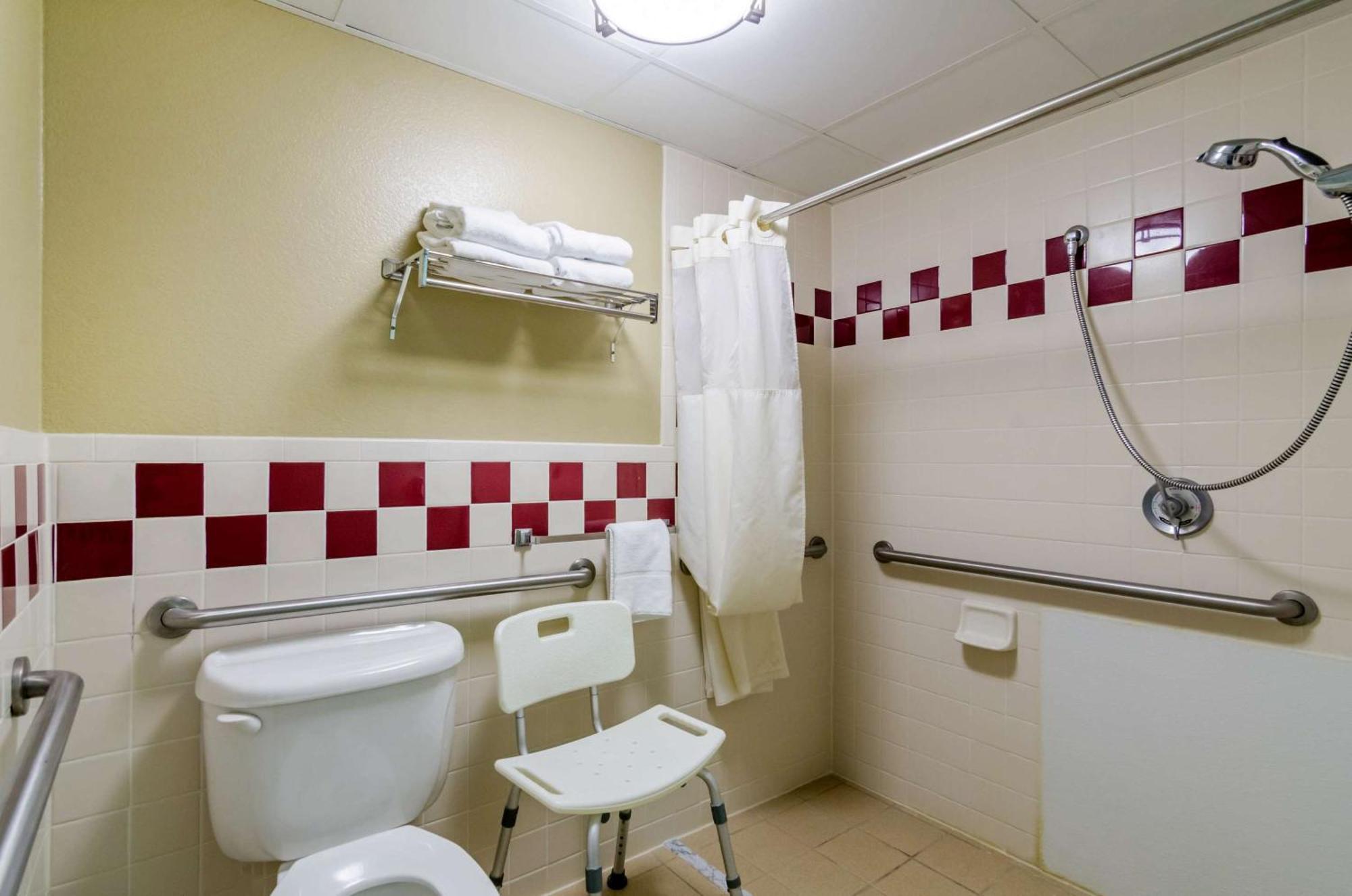 Rodeway Inn Hesston Buitenkant foto