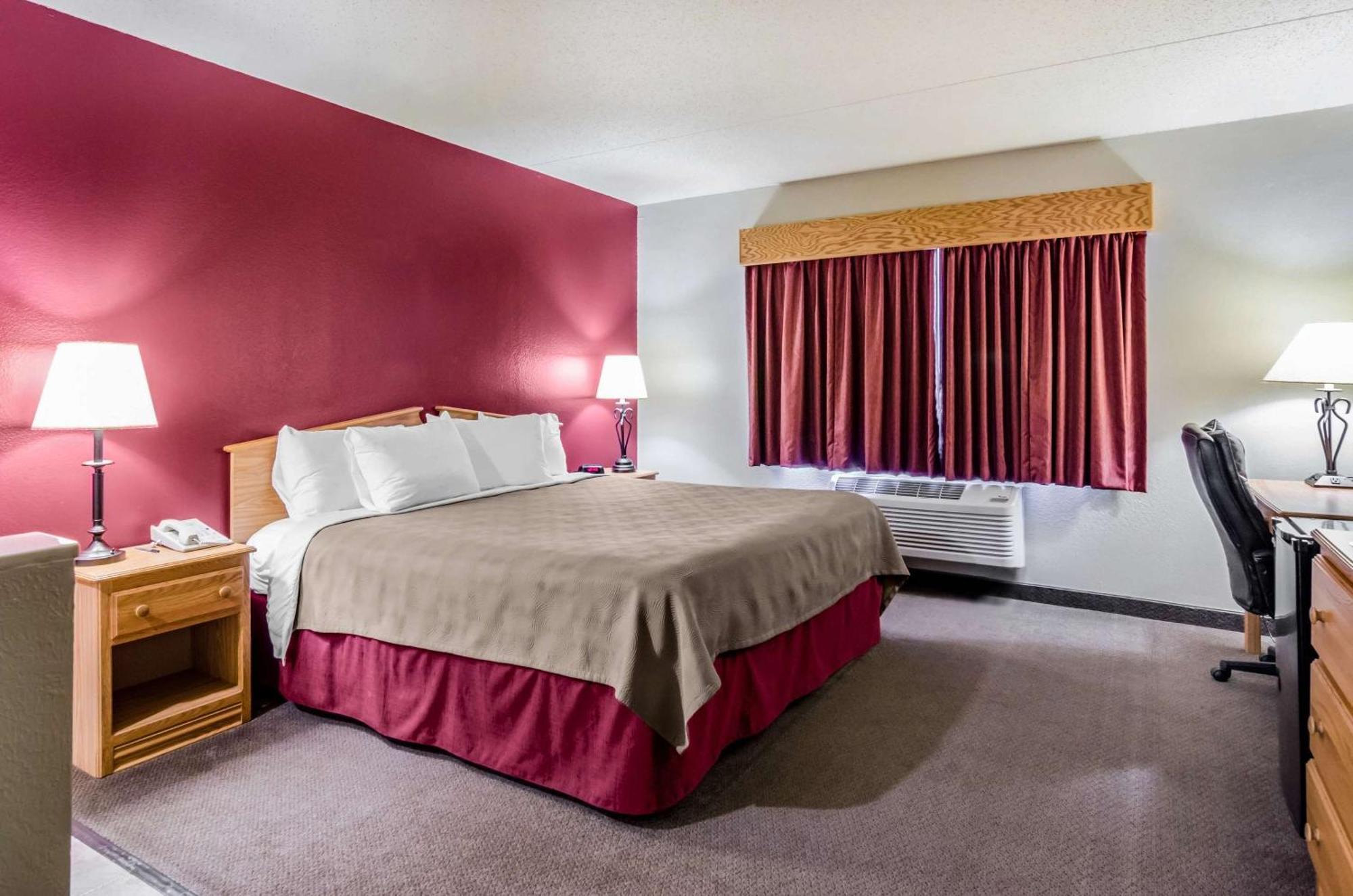 Rodeway Inn Hesston Buitenkant foto