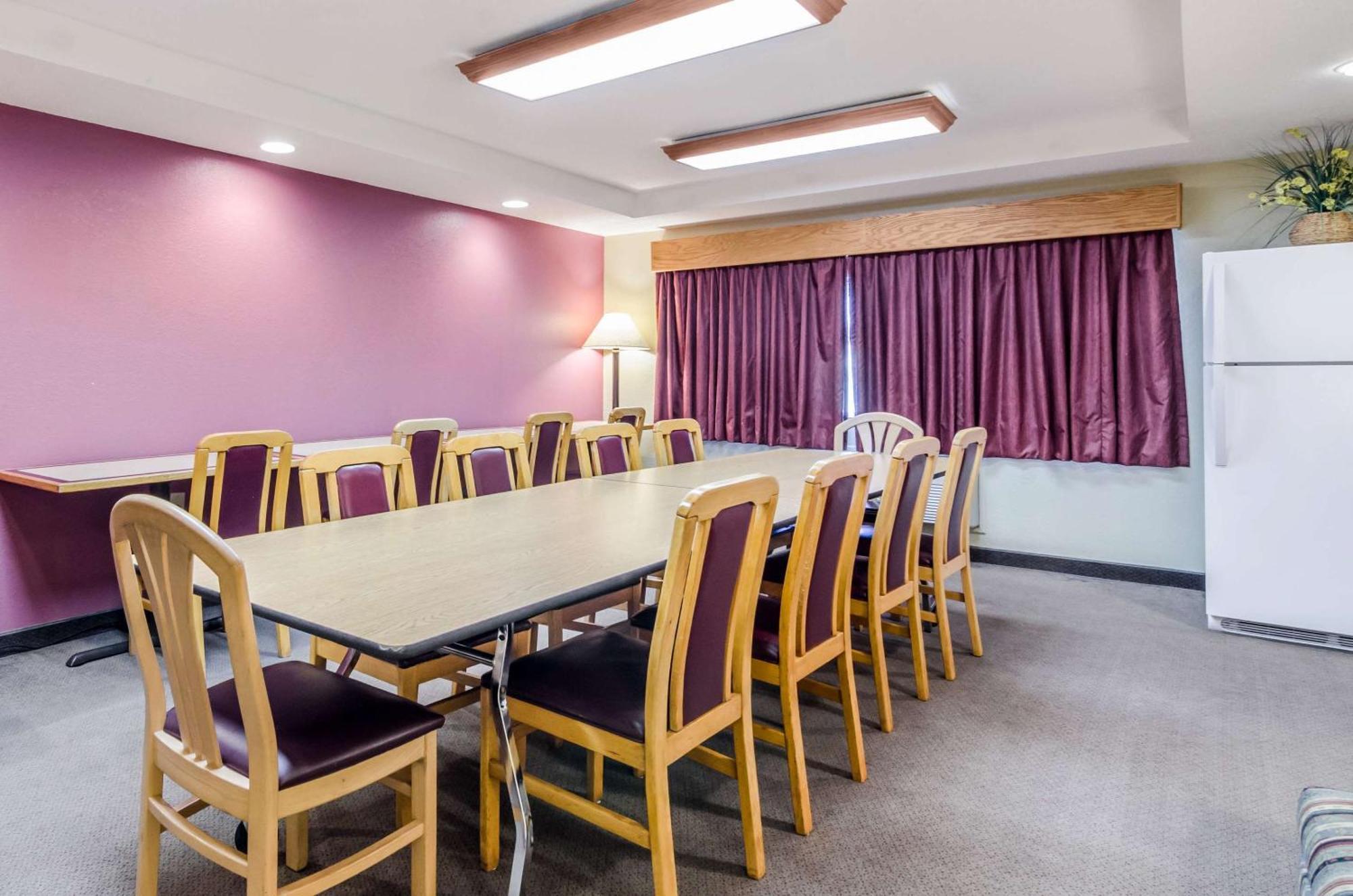 Rodeway Inn Hesston Buitenkant foto