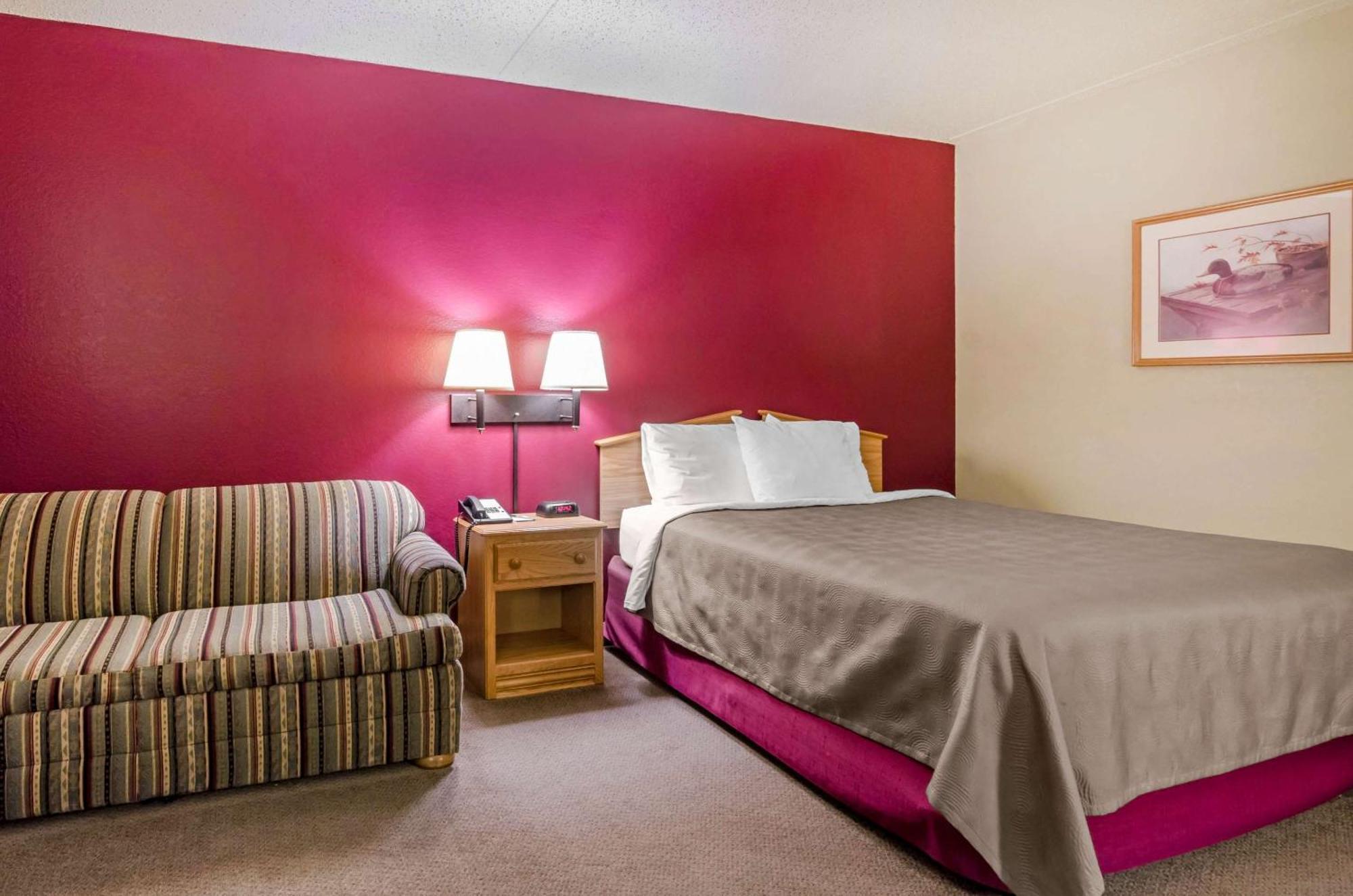 Rodeway Inn Hesston Buitenkant foto