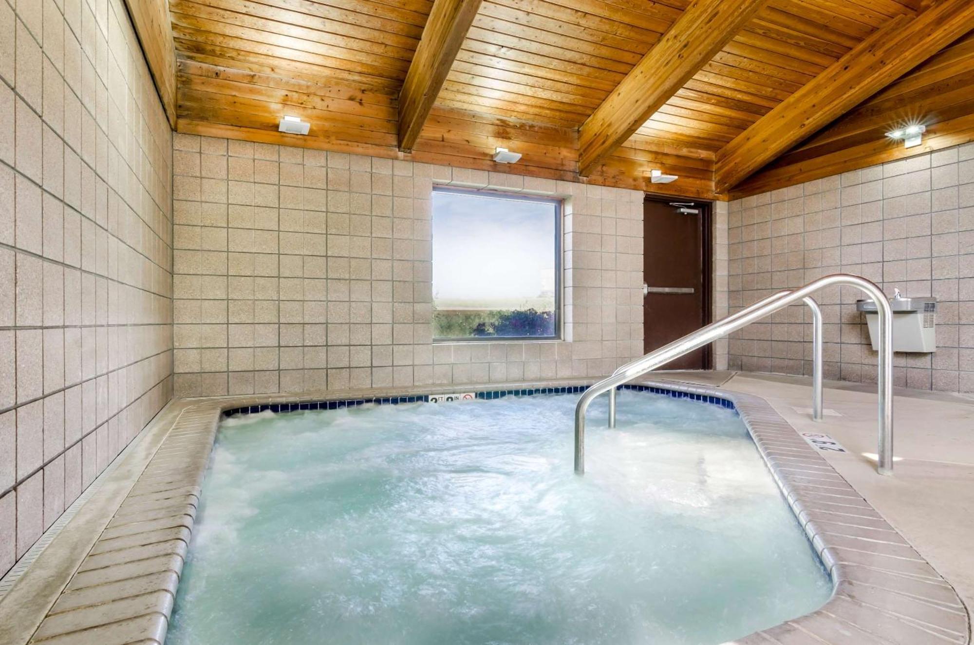 Rodeway Inn Hesston Buitenkant foto