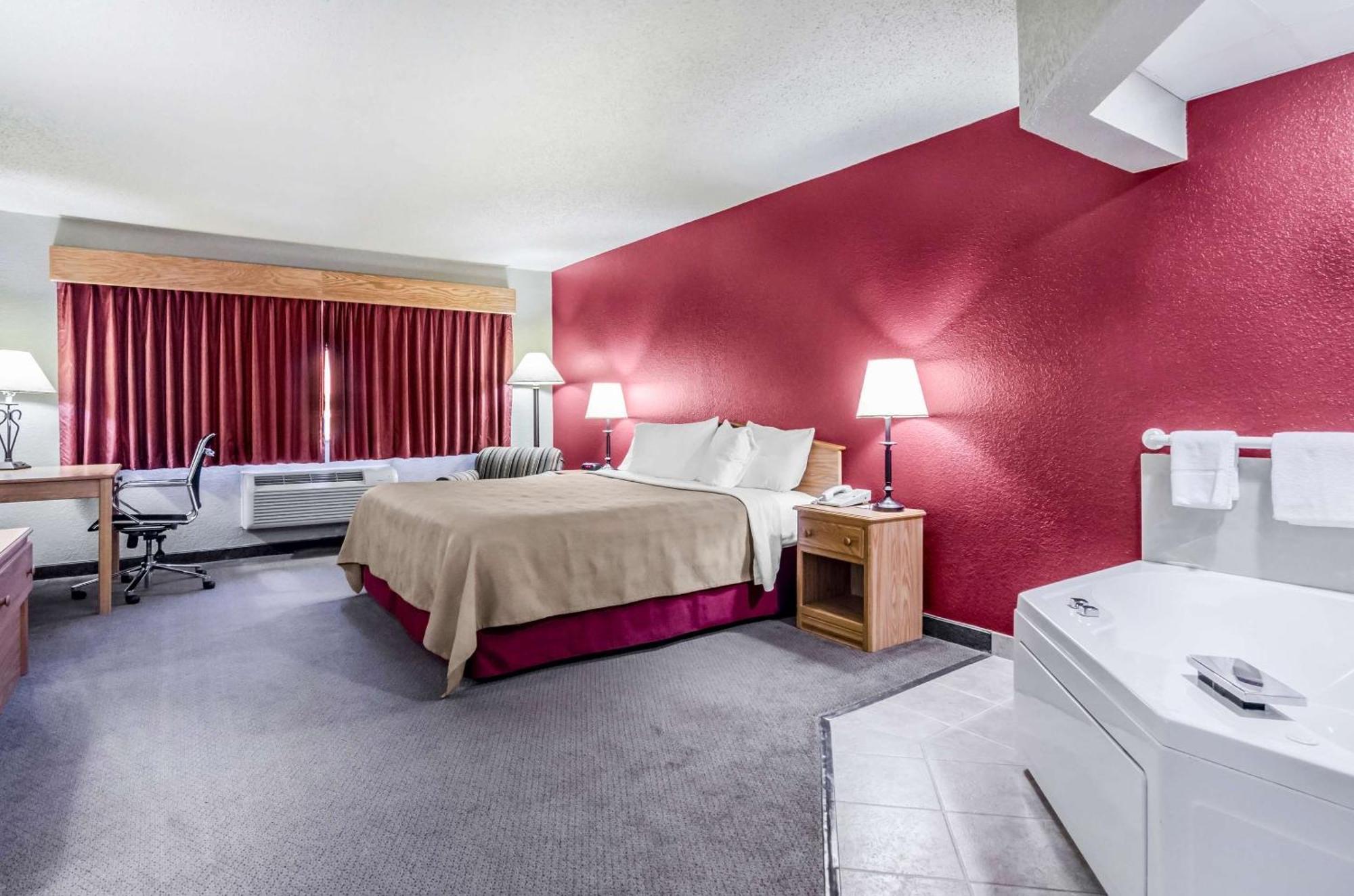 Rodeway Inn Hesston Buitenkant foto