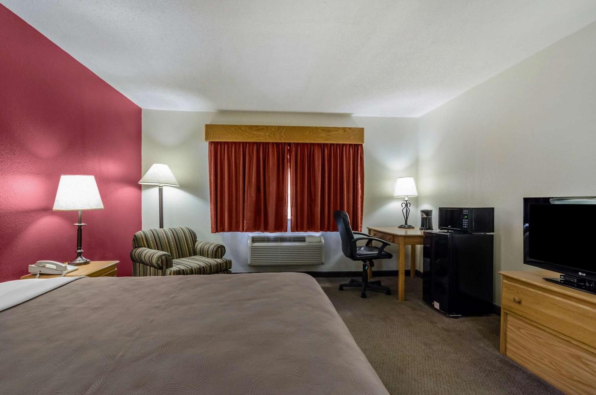 Rodeway Inn Hesston Buitenkant foto