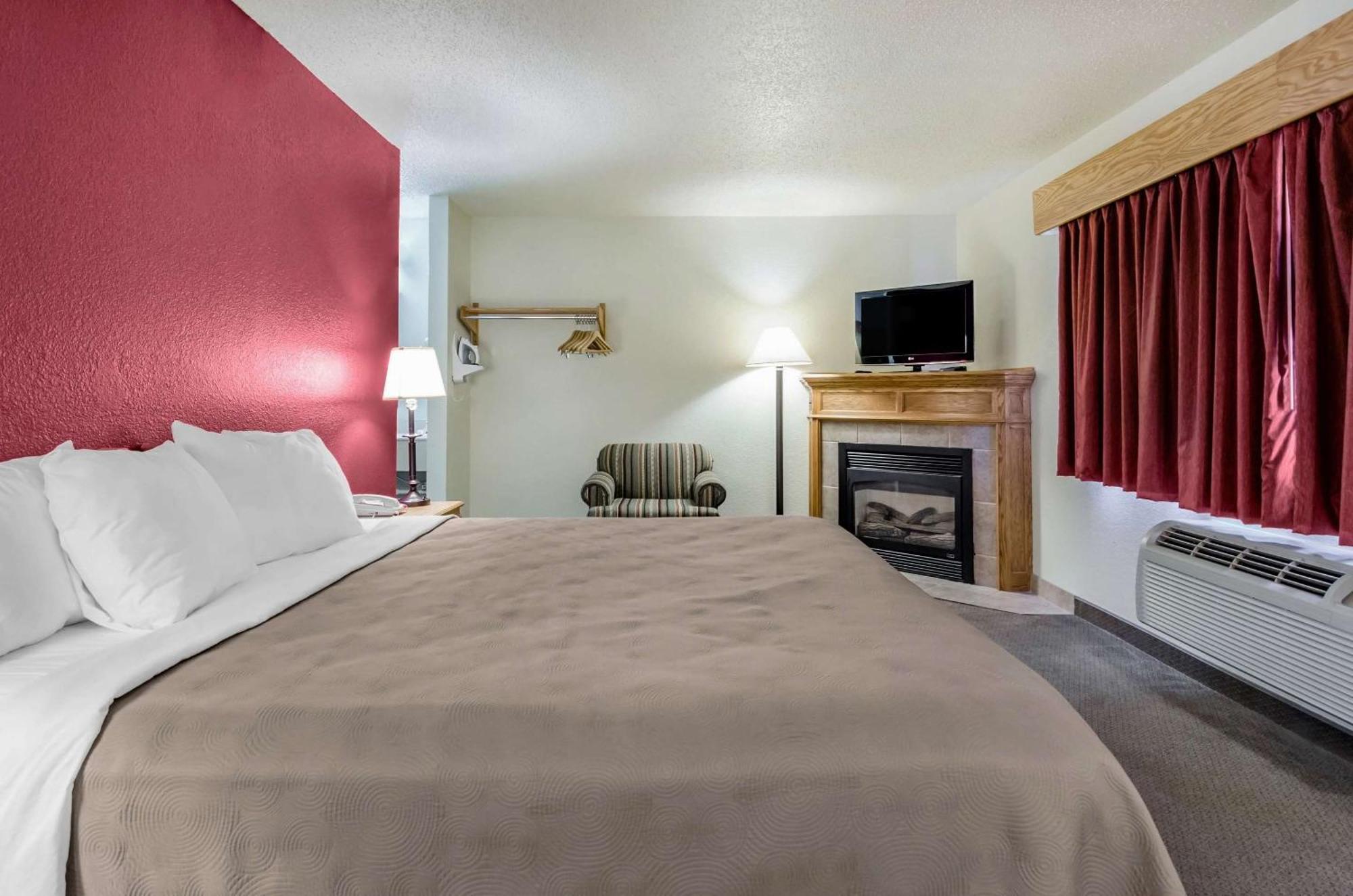 Rodeway Inn Hesston Buitenkant foto